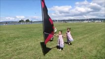 Ces 3 fillettes passent leur après-midi à courir après un cerf-volant!