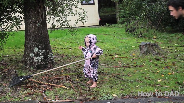 Papa apprend à son bébé à nettoyer la maison et le jardin lol