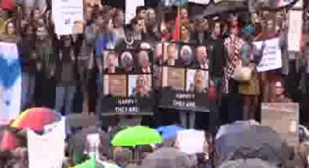 Londra'da yağmur altında Brexit protestosu