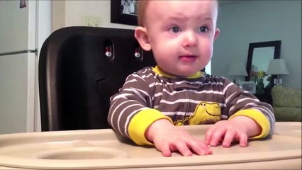 Un bébé bavard parle avec maman! Trop chou