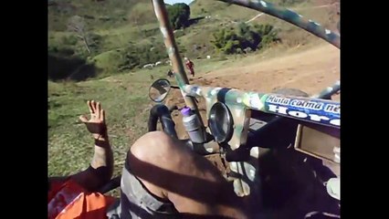 Enorme crash de cette jeep : 5 tonneaux