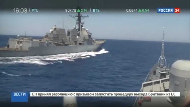 В Средиземном море чуть не столкнулись американский эсминец и российский сторожевик