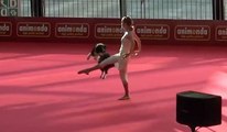 Une femme danse avec son chien lors d'une compétition
