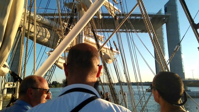 Le Belem passe sous le pont Chaban