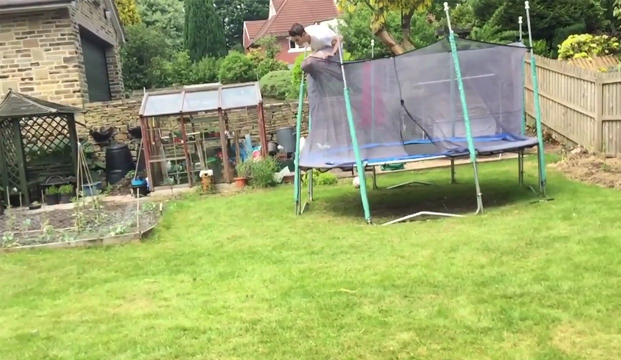 Il essaye de sauter par dessus le filet du trampoline..