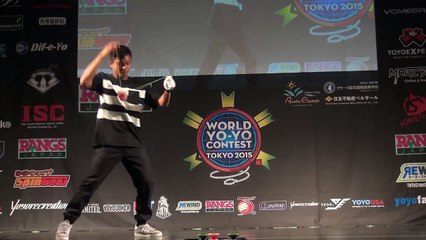 Un homme fait du YoYo avec un fil pas attaché !