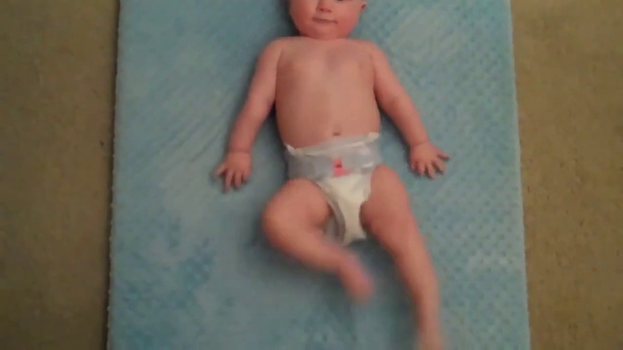 Personne ne la croyait quand elle disait que son bébé faisait ça, alors elle l’a filmé !