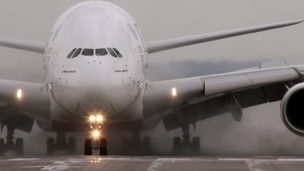 Ветер сносит самолет весом 434 тонны