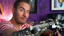 Cet homme tatoue ses clients avec son bras bionique !