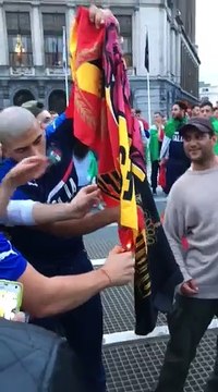 Des supporters italiens brûlent le drapeau belge