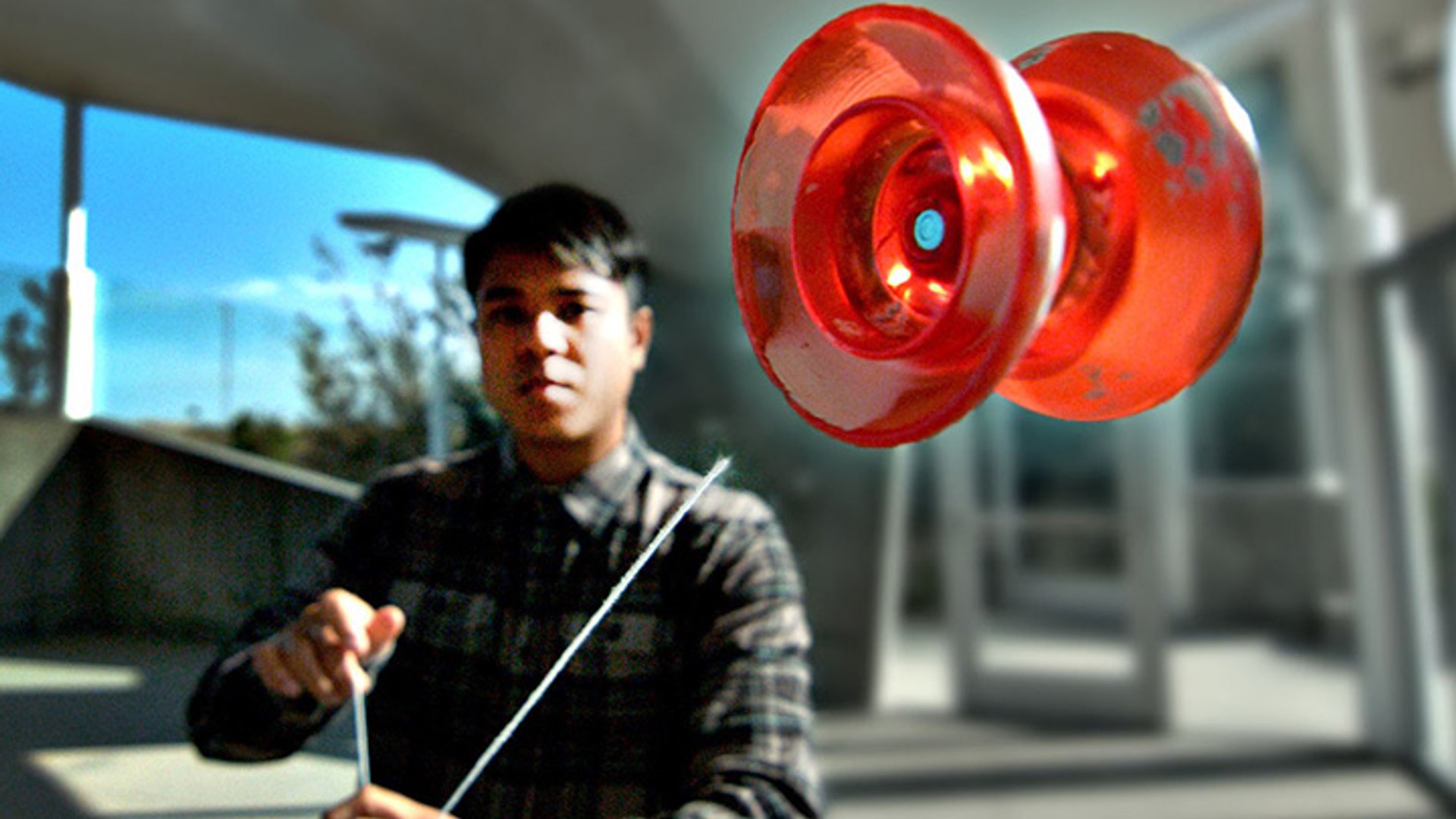 Ben Conde réalise une performance avec son yo-yo et une ficelle détachée