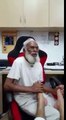 Ce grand-père Hindou chante anglais en carressant les pieds de sa nièce haha