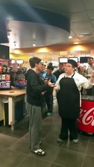 Venu pour commander un burger il finit par se faire arrêter par la police