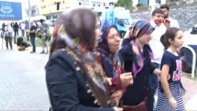 Adli Tıp Önünde Ailelerin Acılı Bekleyişi