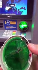 il faut toujours être vigilant lorsqu'on utilise un guichet automatique