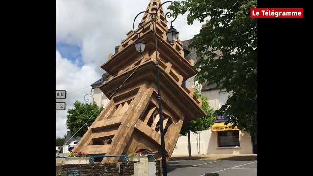 La Roche-Maurice (29). Le clocher en carton mis à terre