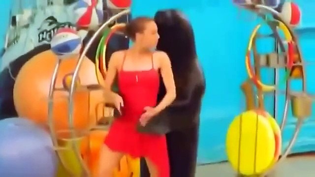 Вот это класс! Стоить посмотреть )) Девушка обалденно танцует с моржом