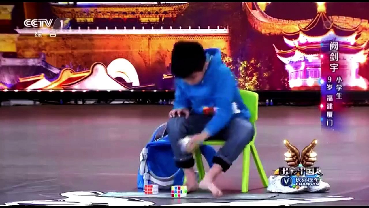 Amazing Boy Solves Rubiks cube with his legs and hands [HD]