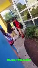 Un élève met une correction à un autre qui lui cherche embrouille