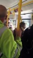 Des jeunes racistes sans prennent à un homme dans un tram de Manchester