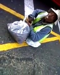 Ce mendiant amputé des 2 jambes les retrouve comme par magie