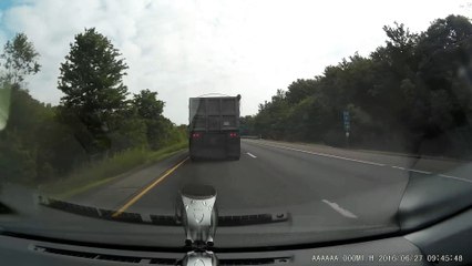 Il évite un camion de très peu sur l'autoroute