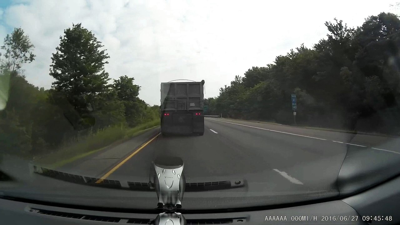 Il évite un camion de très peu sur l'autoroute