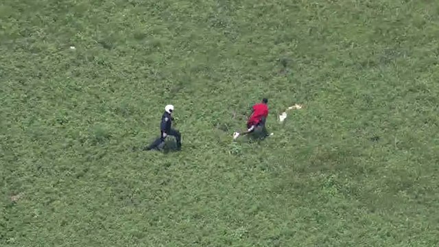 Il descend de son hélicoptère de police pour aller plaquer un suspect au sol