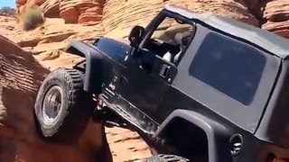 Cette jeep grimpe un rocher à la verticale