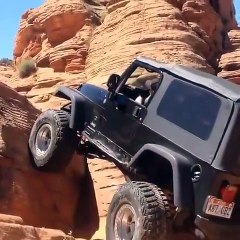 Cette jeep grimpe un rocher à la verticale