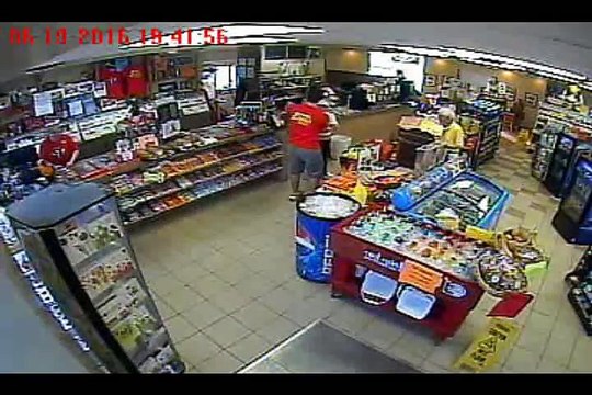 Kada je šef pogledao snimak nadzorne kamere i vidio šta uposlenik radi sa starom ženom, nije mogao vjerovati očima!