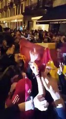 Une voiture de tuning met l'ambiance sur le Parvis de Saint-Gilles après les matches des Diables