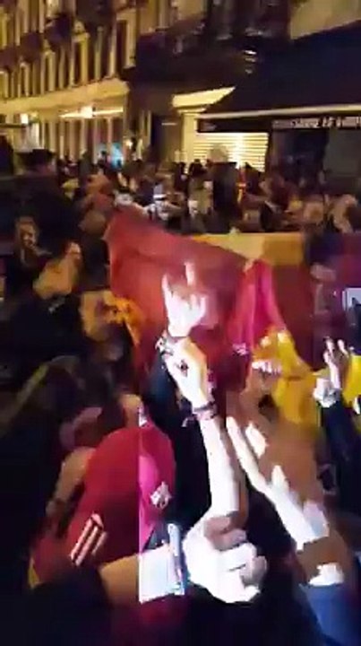 Une voiture de tuning met l'ambiance sur le Parvis de Saint-Gilles après les matches des Diables
