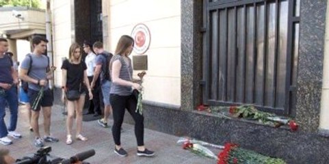 Ruslar 7 Ay Önce Saldırdıkları Türk Büyükelçiliği'ne Çiçek Bıraktı