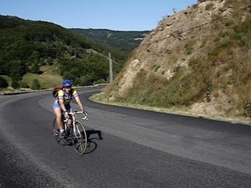 Yvette arrive à la cîme du col de Mézilhac.