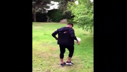 Neymar dégome un drône en plein vol à coup de ballon !