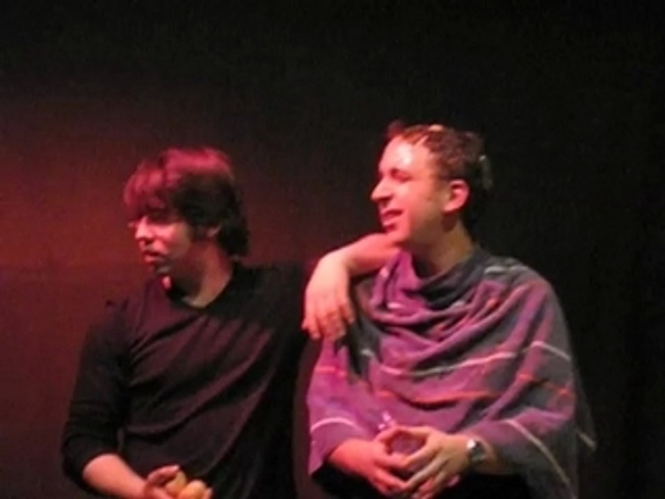 Shampooing aux oeufs en public