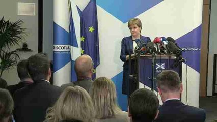 Sturgeon afirma que la independencia de Escocia es una opción