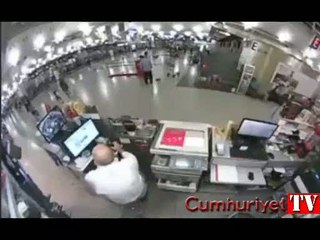 Saldırı anının en net görüntüleri... Saldırganlar silahlarla bir arada