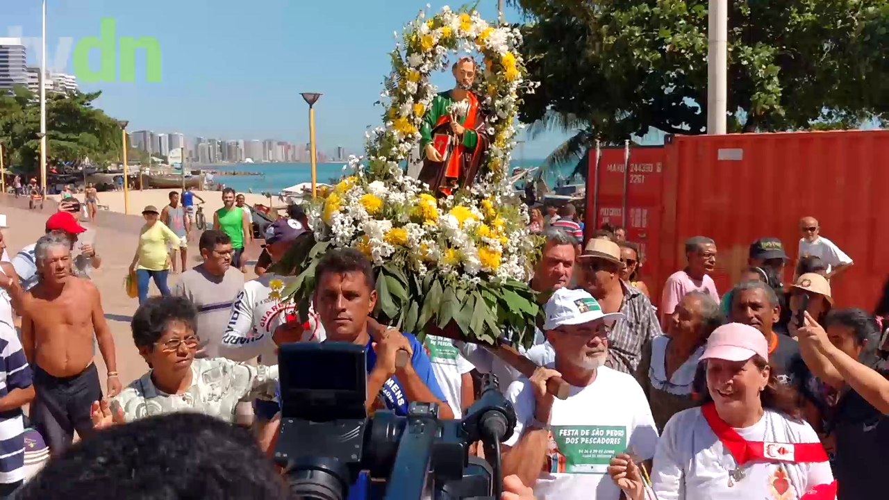 Pescadores realizam procissão marítima de São Pedro