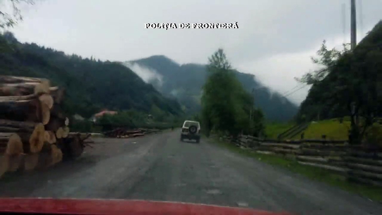 VIDEO: Imagini şocante cu bătaia dintre poliţiştii de frontieră şi hoţii de lemne la Poienile de sub Munte!FOTO