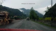 VIDEO: Imagini şocante cu bătaia dintre poliţiştii de frontieră şi hoţii de lemne la Poienile de sub Munte!FOTO