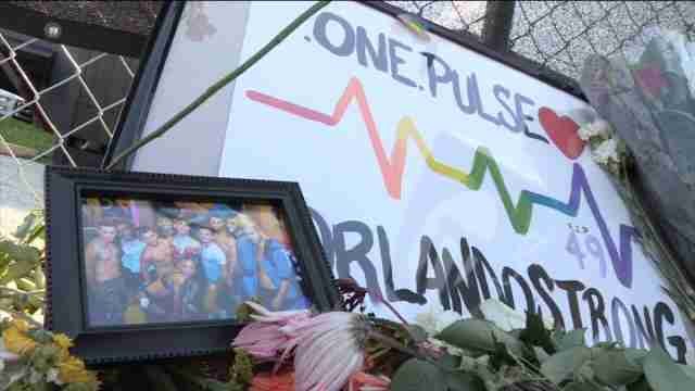 El recuerdo a las víctimas de Orlando continúa en la discoteca de la matanza