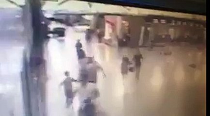 Muestran como un terrorista se inmola en el ataque al aeropuerto de Estambul