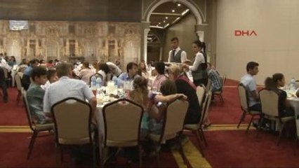 İzmir Emniyetten Çocuklara ve Yaşlılara İftar