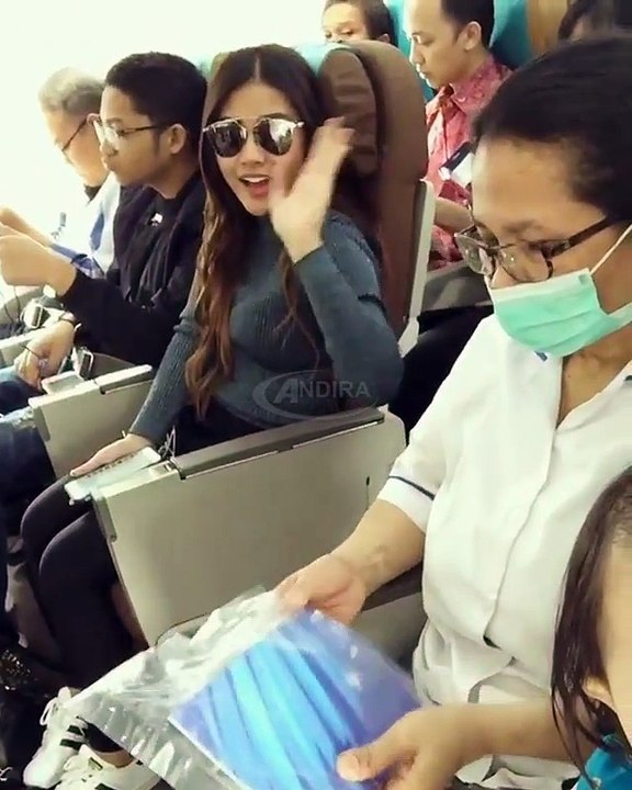 Kompkanya Arsy Addara, Kak Aurel, Kak Azriel, Ncuss, Bunda Ashanty & Ayah Anang Hermansyah di Pesawat