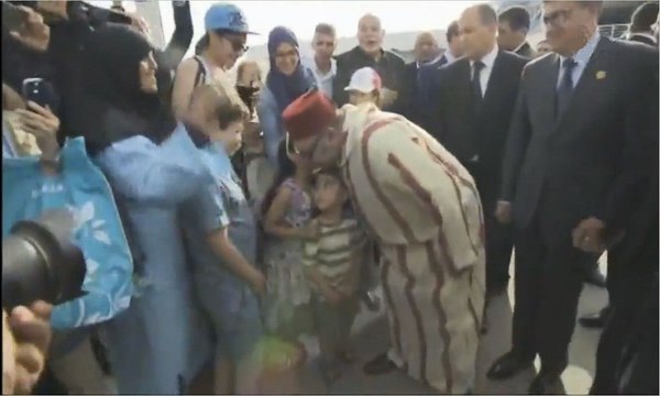 موقف معبر من جلالة الملك محمد السادس تجاه أطفال أفراد الجالية المغربية