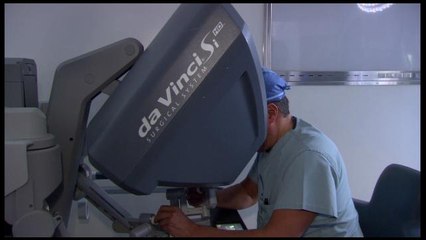 Reconocido cirujano venezolano enseña a sus colegas a operar con robot en EEUU