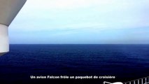 Un avion Falcon frôle un paquebot de croisière
