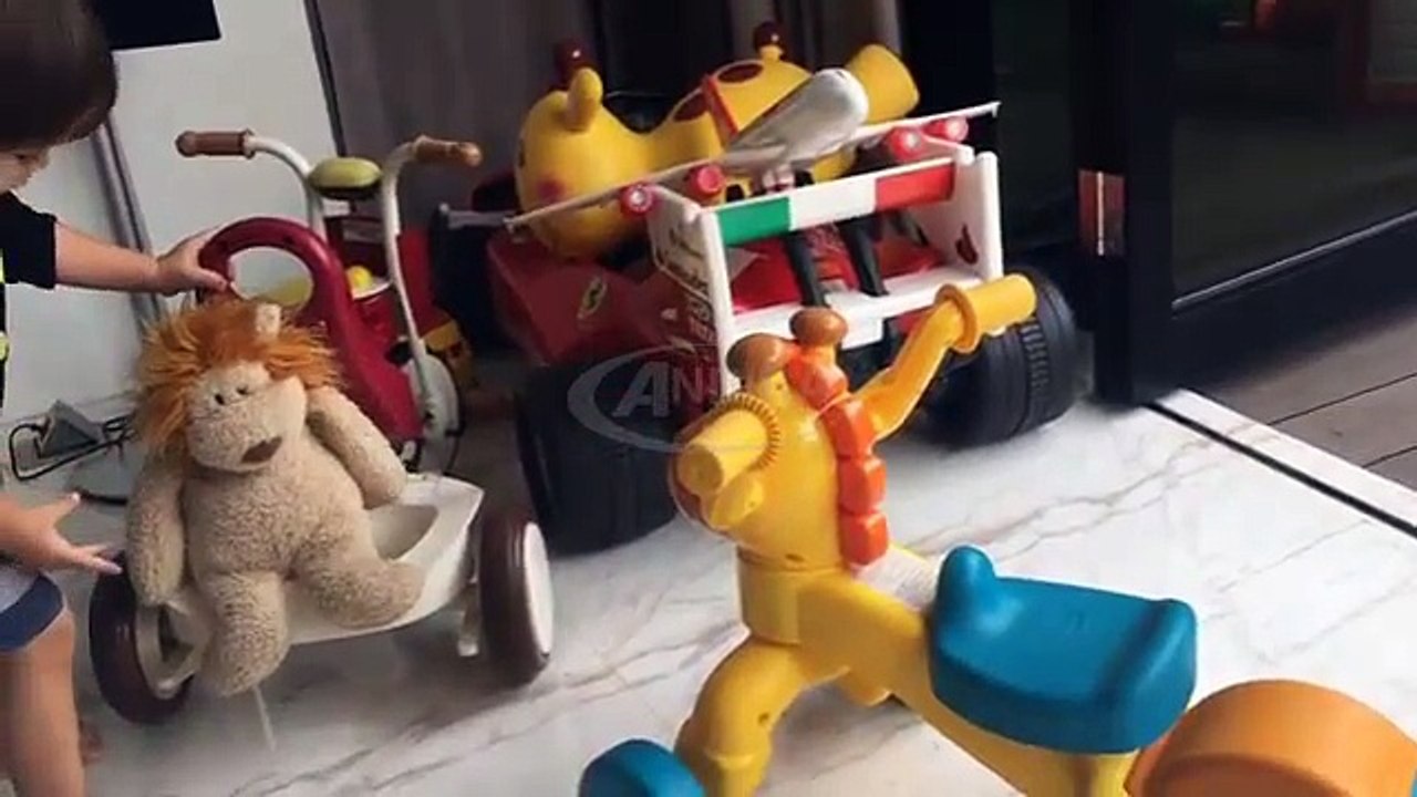 Senangnya El Barack Alexander Maen Sama Mama Jessica Iskandar Sambil Naik Sepeda Mainan